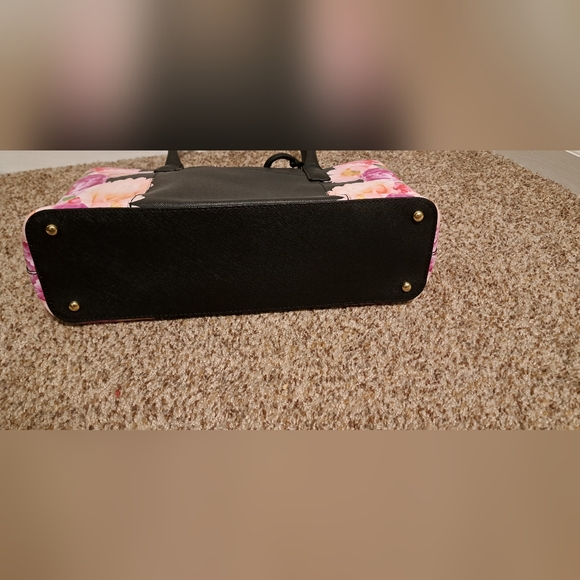 Calvin Klein printed Saffiano flower tote purse, large bag with 3 pockets. - Picture 4 of 9